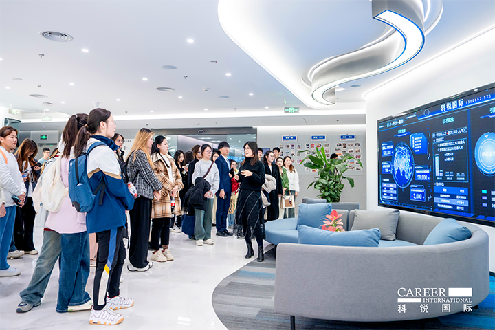 知名人力资源供应商U钱包国际(中国)国际在企业参访活动中为拜访嘉宾与学生介绍公司基本情况